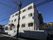 ３階建てのモダンな建物である。エントランスまでは階段が設置されている。周辺は交通量の少ない閑静な住宅地である。