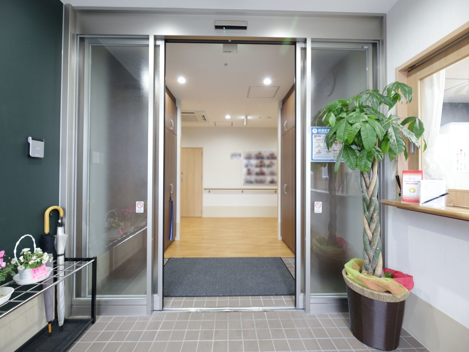施設の入り口はバリアフリーになっており、扉は広く開閉する自動ドアになっている。入り口脇には受付が設置されている。