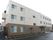 施設は３階建てになっており、敷地周辺はコンクリートで整備されている。アプローチには手すりが設置されている。