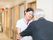 笑顔で会話するスタッフと利用者
