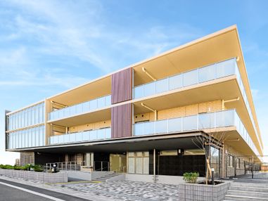 3階建ての建物はすっきりとしたスタイリッシュな建物で、屋根は黄色く塗装されている