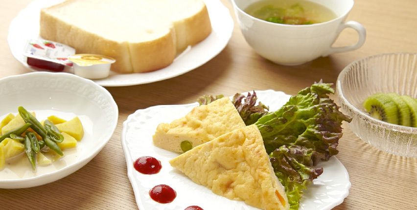 ジャムとバターを添えたパン食のメニュー