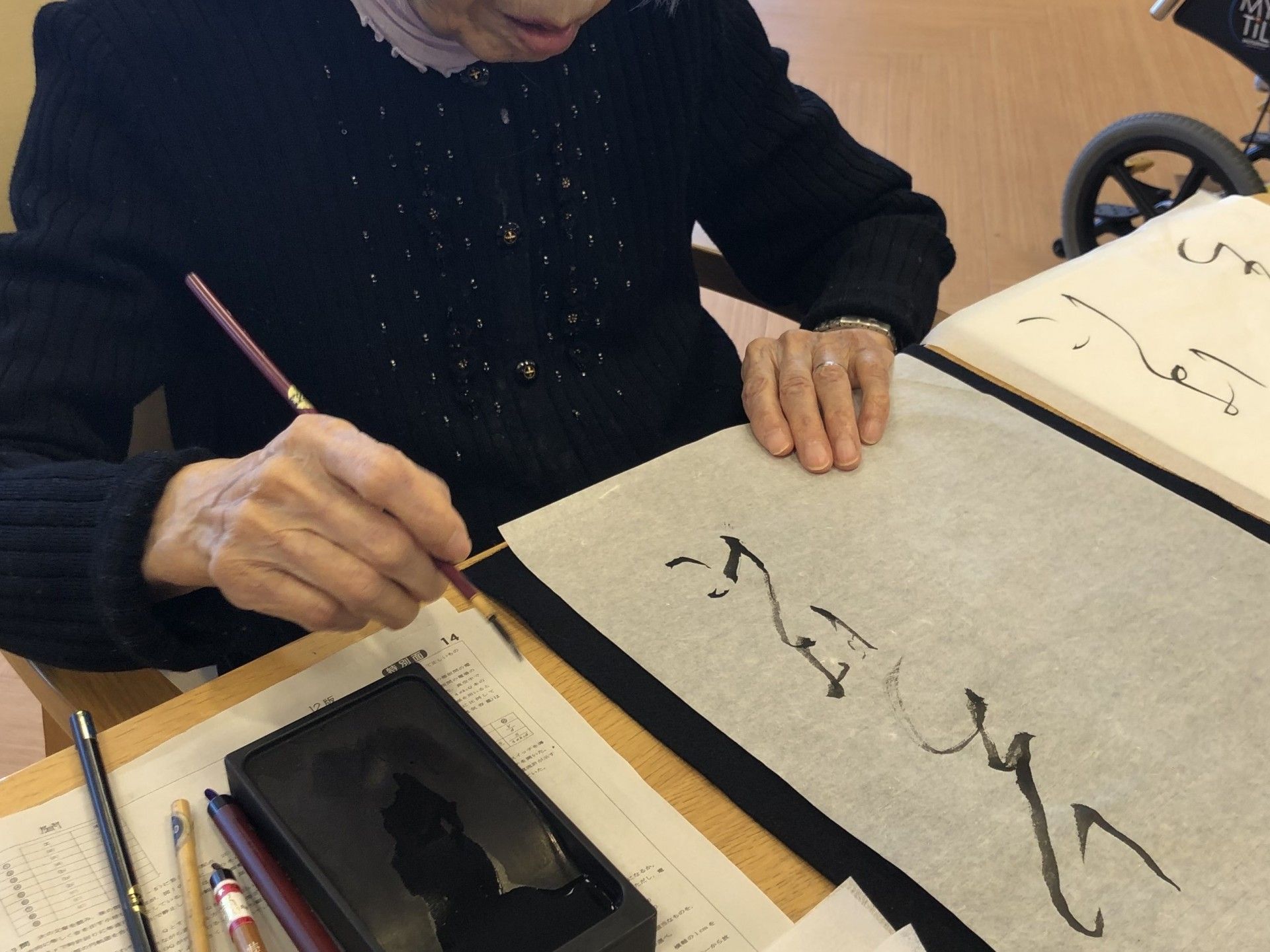 書道を楽しむ様子のテーブル