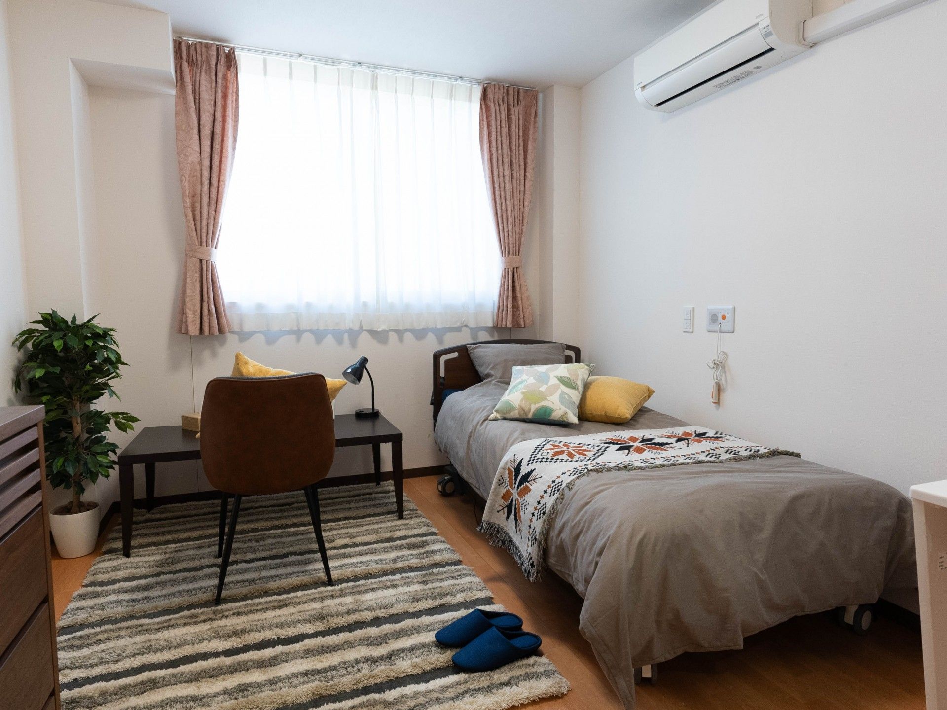 建物内で仕事をしているスタッフ。誰かに目線を合わせ、会話しようとしている。
