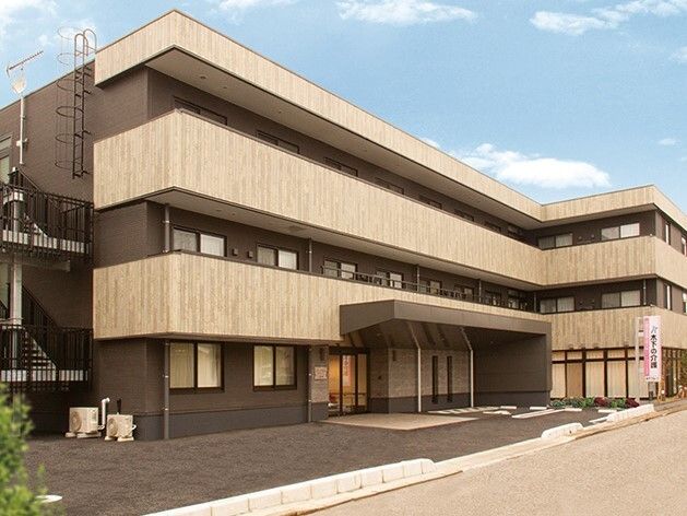 鉄骨造４階建ての大きな建物の外観。マンションのような洗練されたデザイン