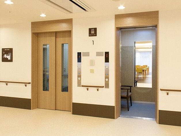 エレベーターが2基設置された館内。右側のエレベーターのドアは開けられていて、中に椅子や鏡が設置されていることがわかる。