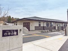静かで明るい施設の外観