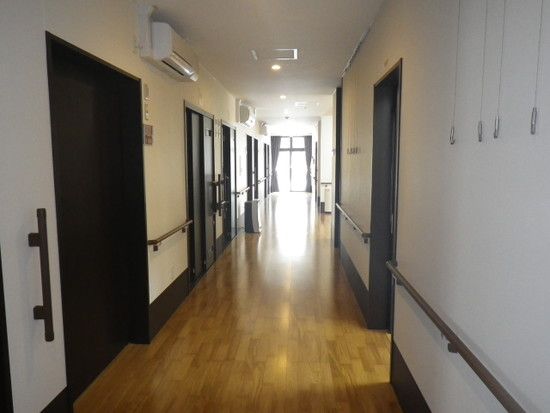 明るく清潔な廊下