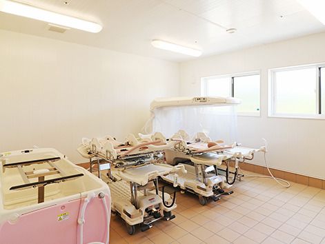 窓がたくさんついている機械浴室には寝台浴とプラスチックシートで囲まれた場所がある。