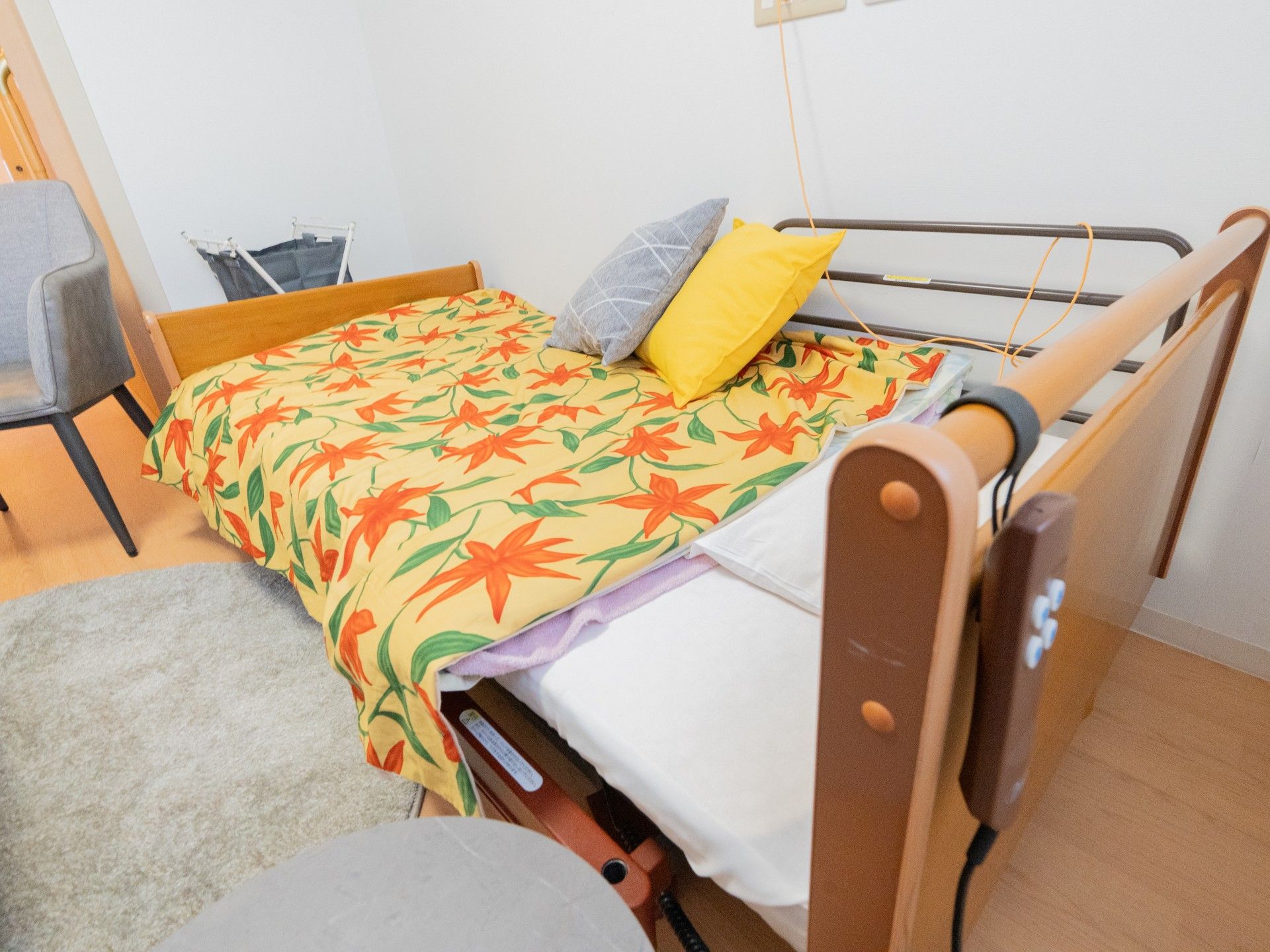 明るい個室のベッド