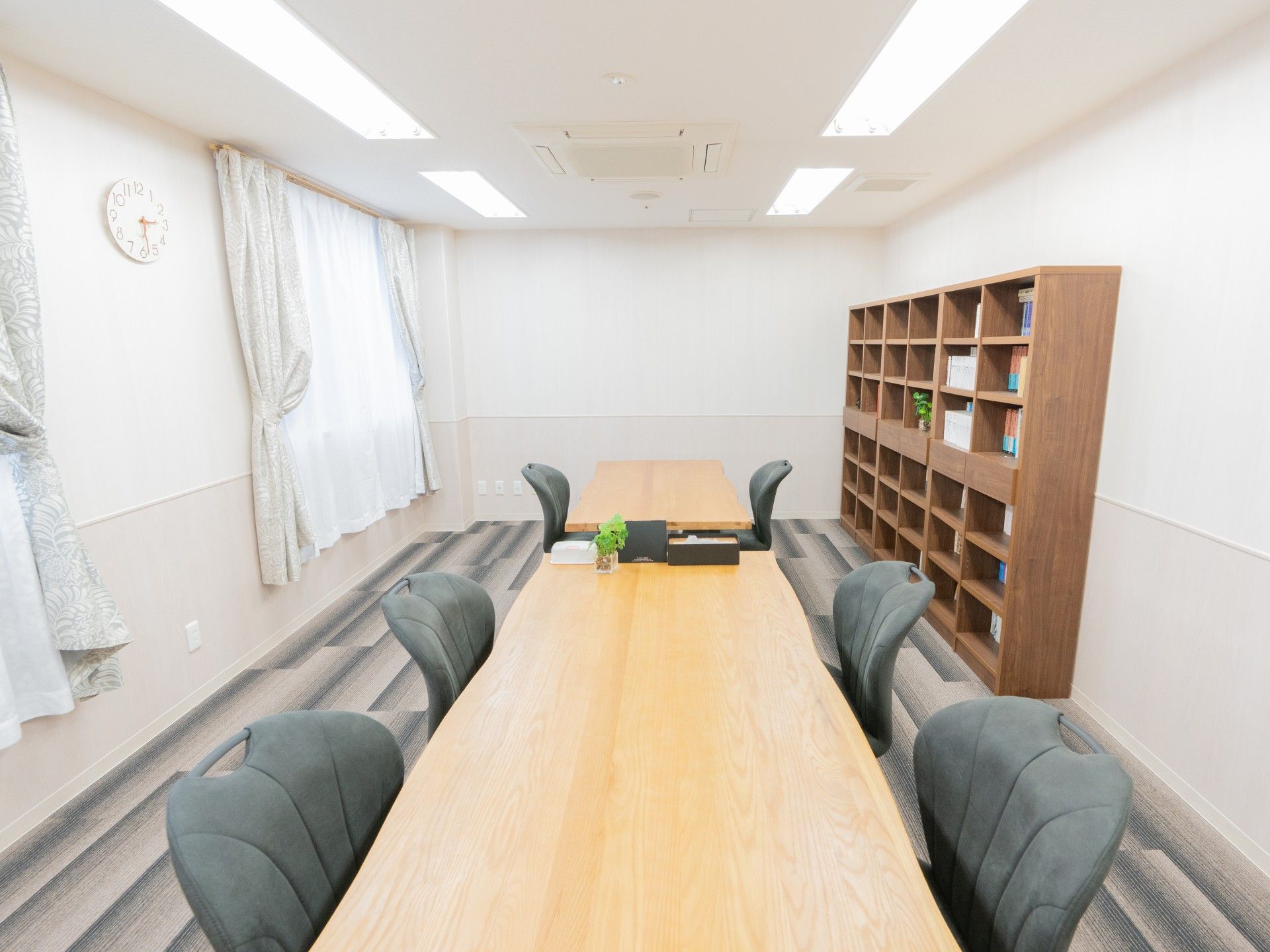落ち着いた会議室