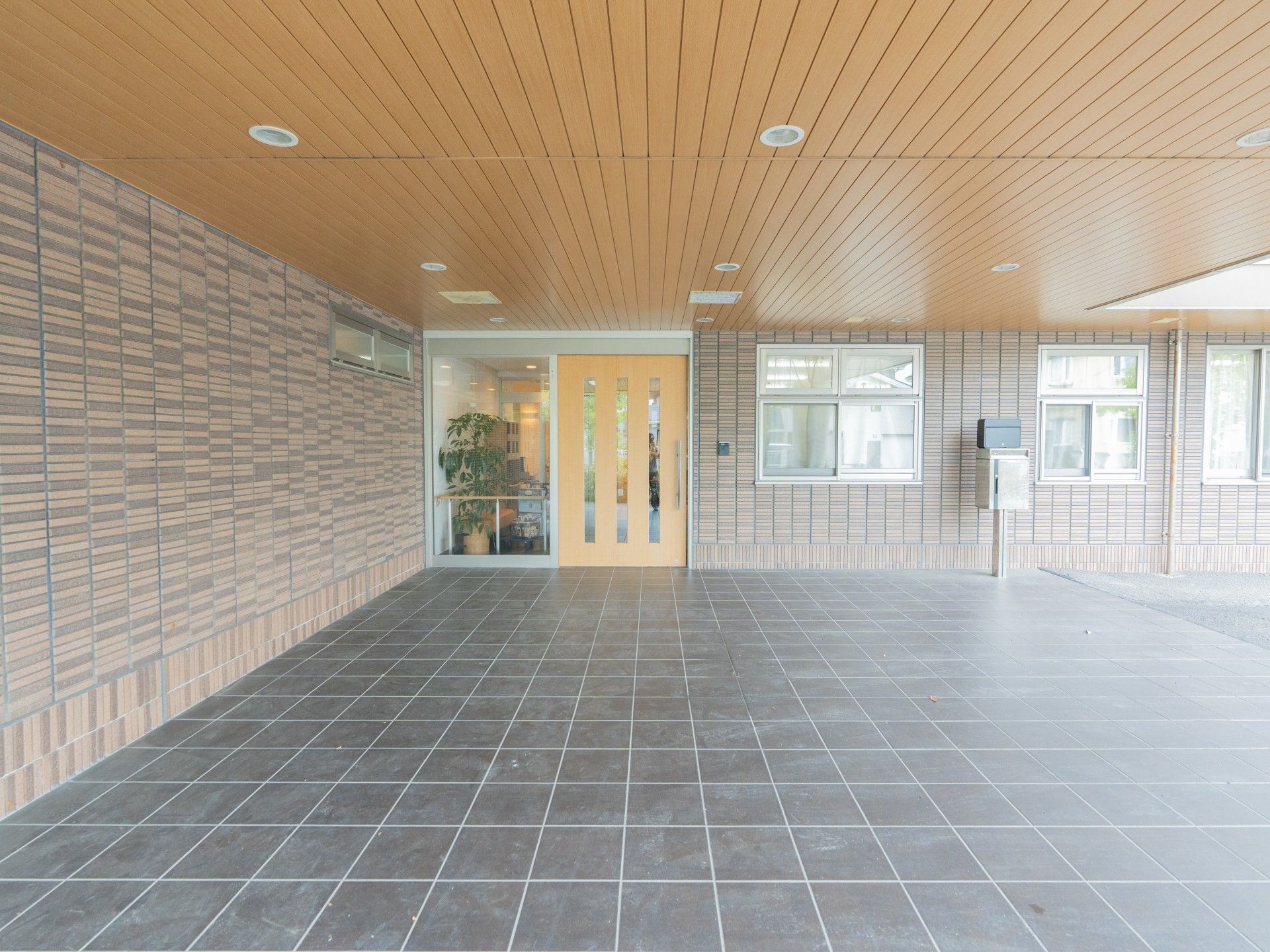 広い玄関のエントランス