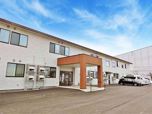 広い駐車場のある建物
