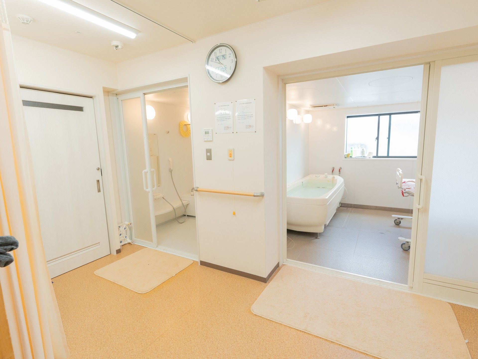 清潔な浴室と脱衣所