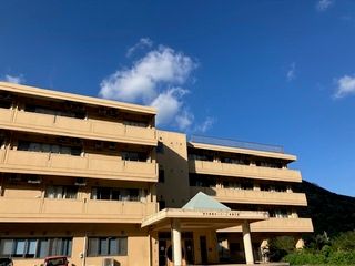 青空の下の建物外観