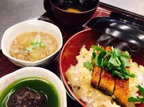 お椀にふたが付いた丼物や吸い物、野菜のそぼろあんかけ煮などが並んでいる。