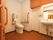 広々としたスペースを確保した共用トイレである。自動水栓が備わった洗面台が設置されており、手すりや温水洗浄便座が完備されている。