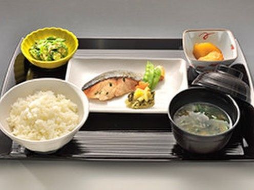食事の例。一汁三菜でしっかりとバランスの取れた献立となっている