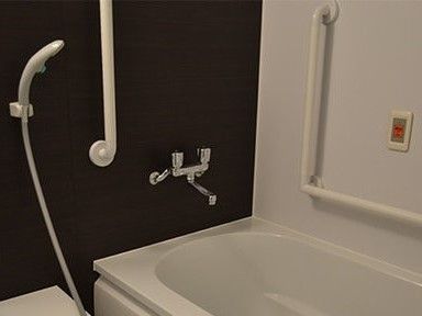 浴室には手すりや緊急通報装置が付いているので、何かあった時のサポートも万全