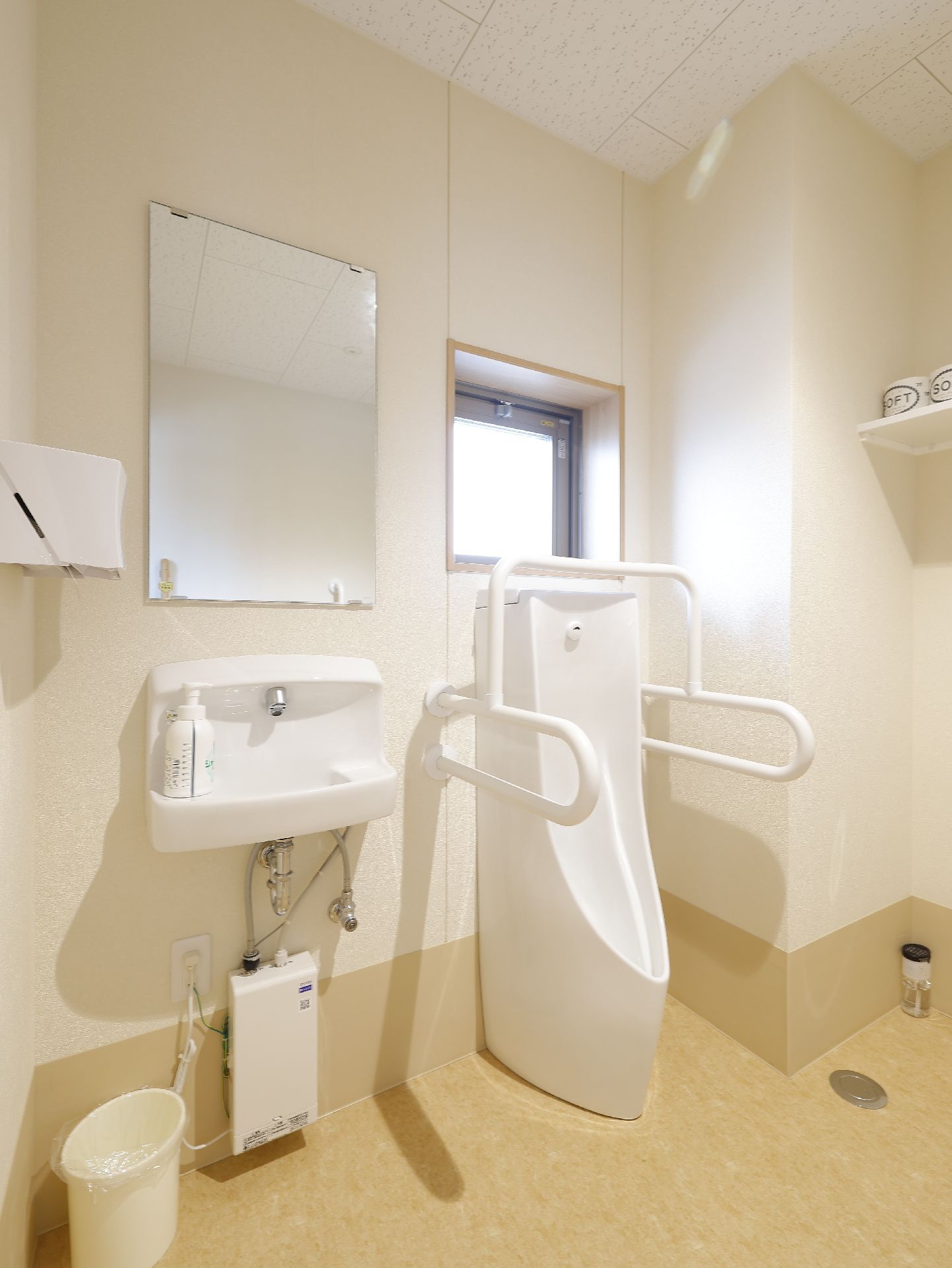 左右に大きな手すりが取り付けられている男性用の便器