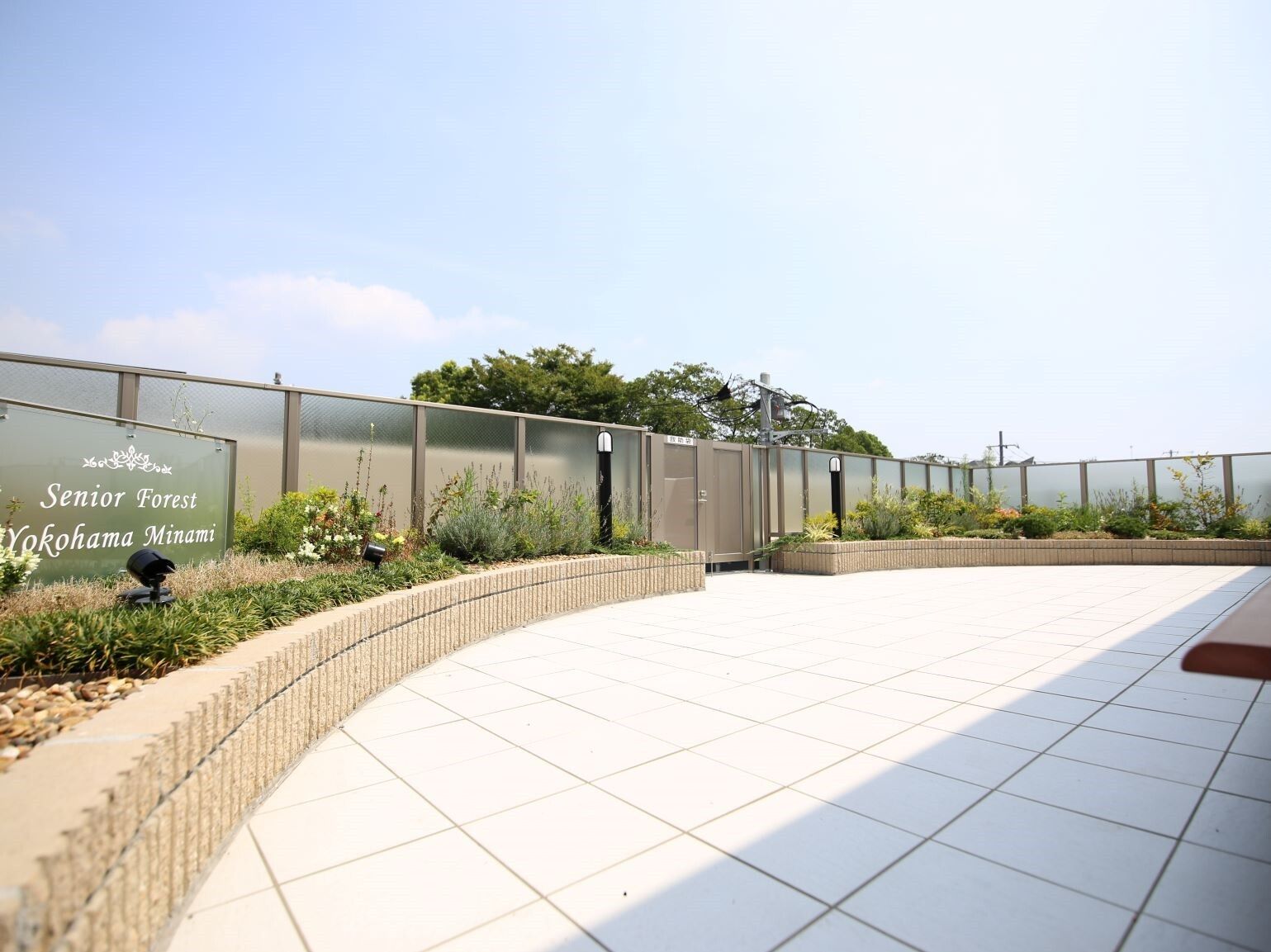 施設の外観をパースで描いたもの。３階建てのデザイン性の高い建物がうつている様子