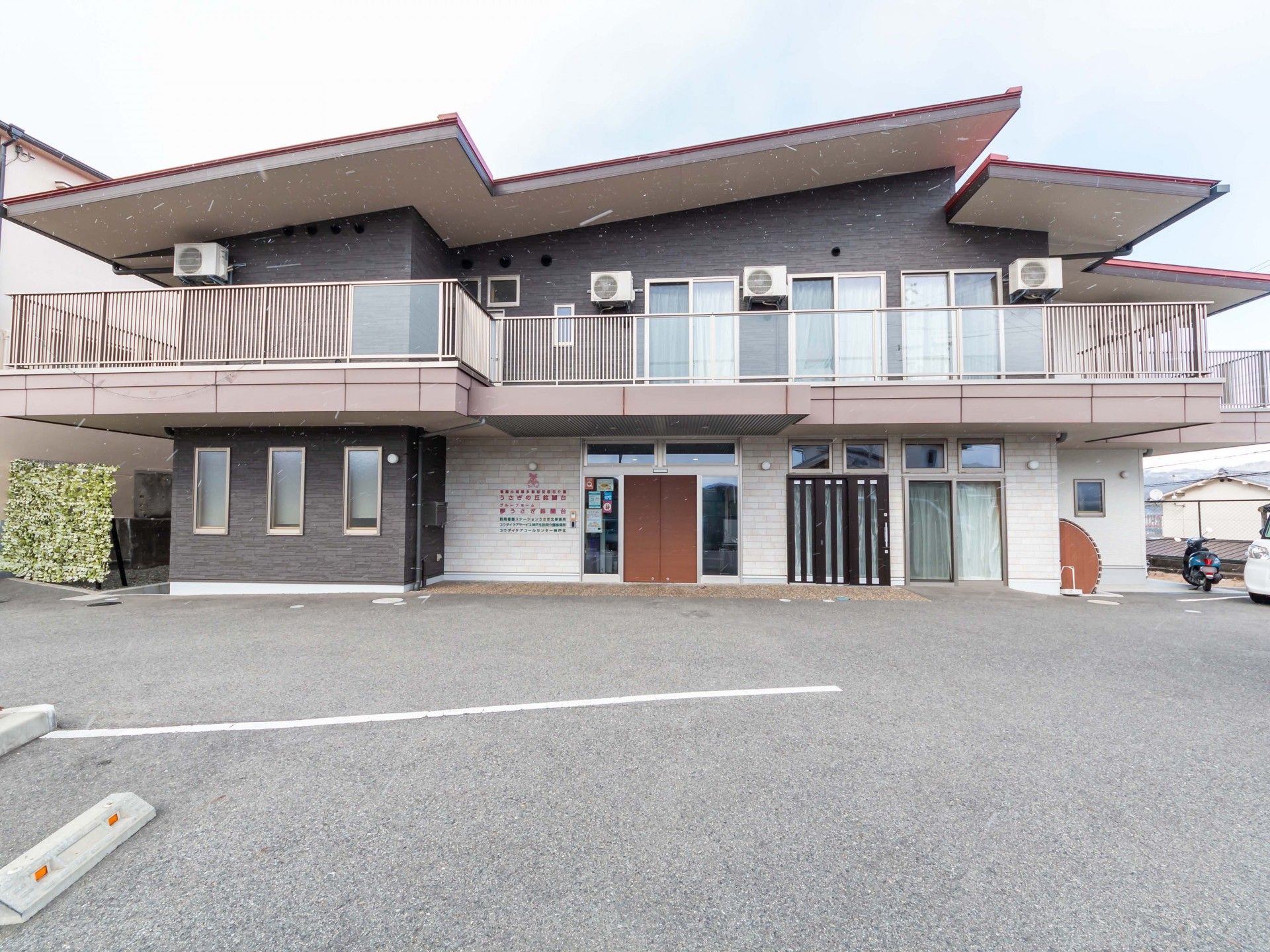 広い駐車場のある建物