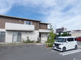 介護施設外観と駐車場エリア
