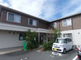 介護施設の外観と駐車場