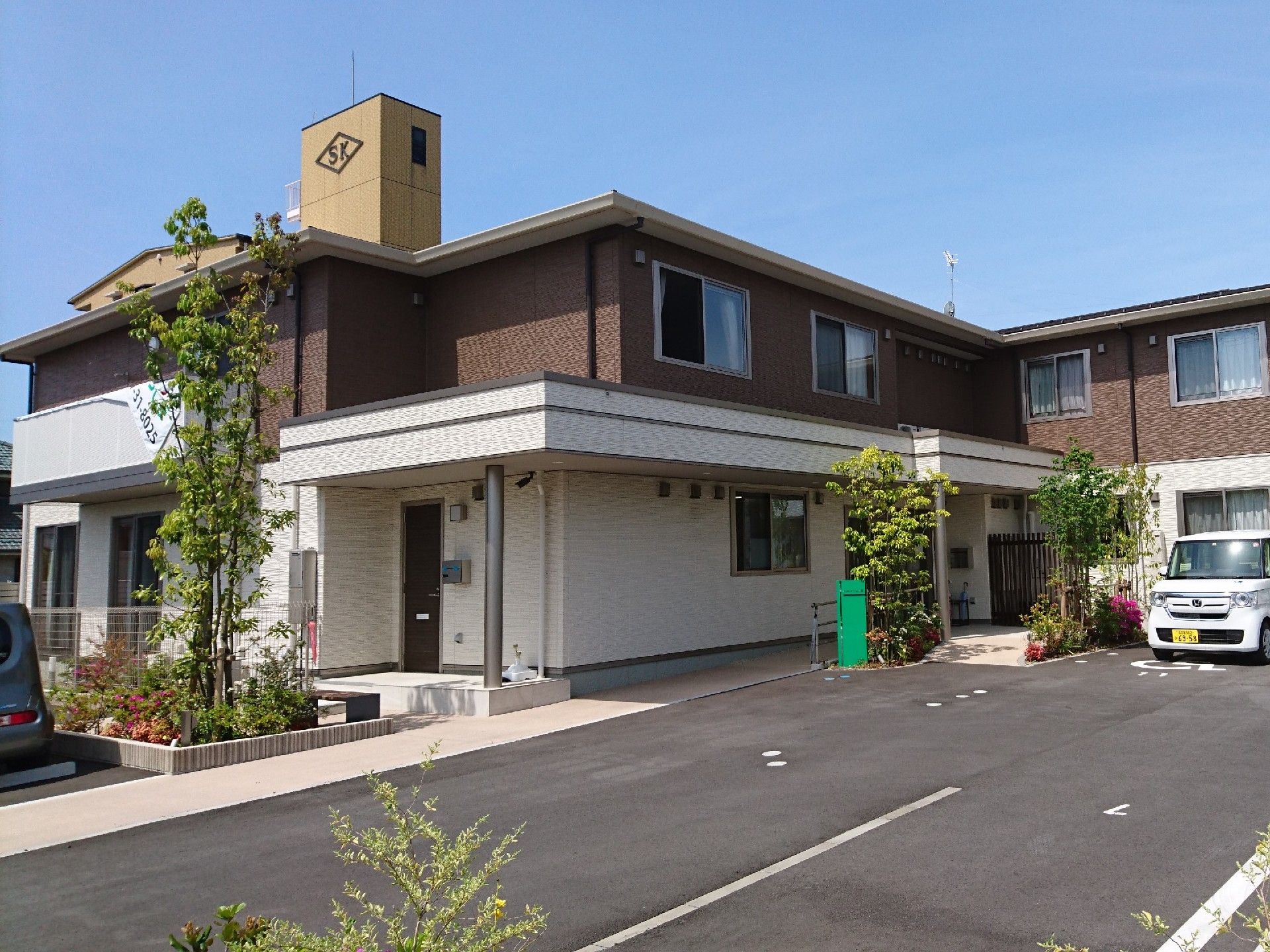 施設のまわりには植木や花があり、清潔感のある建物