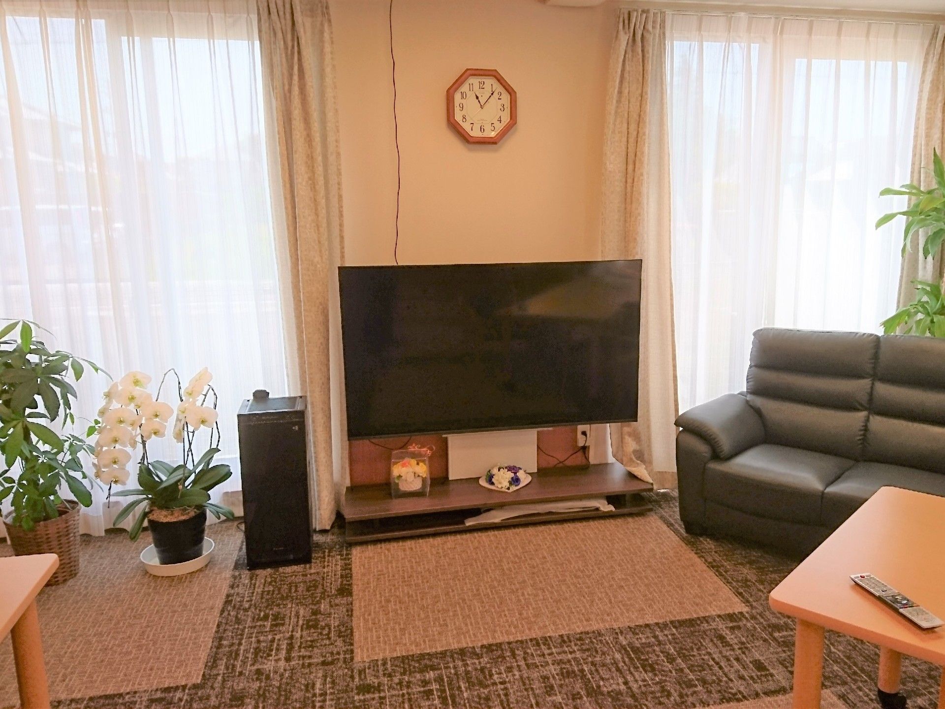 ホールにはソファやテレビは設置され、入居者の憩の場になっている