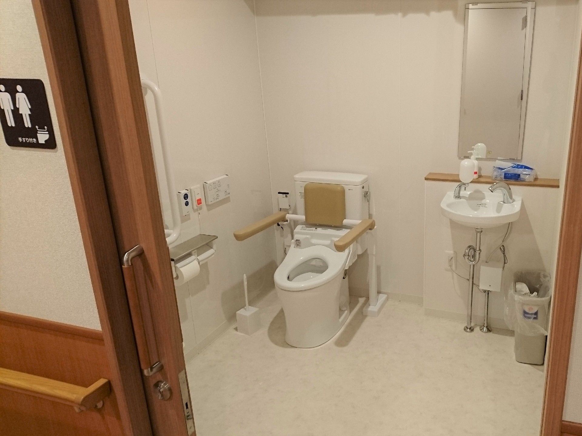 手すりや背もたれ、呼び出しボタンが設置された洋式トイレがあり、手を洗う場所もある。
