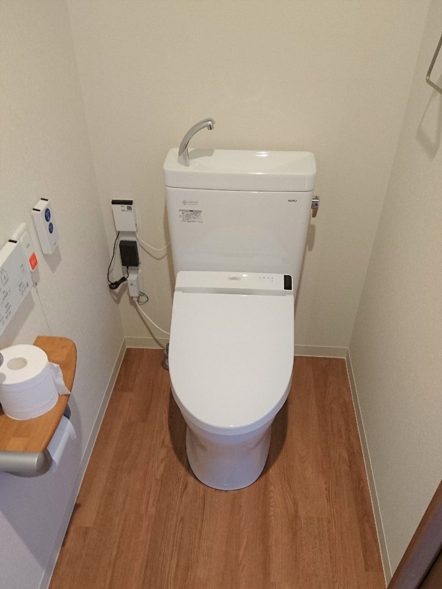 トイレはシンプルな設計で、トイレットペーパーホルダーのそばには呼び出しボタンや操作パネルがある。