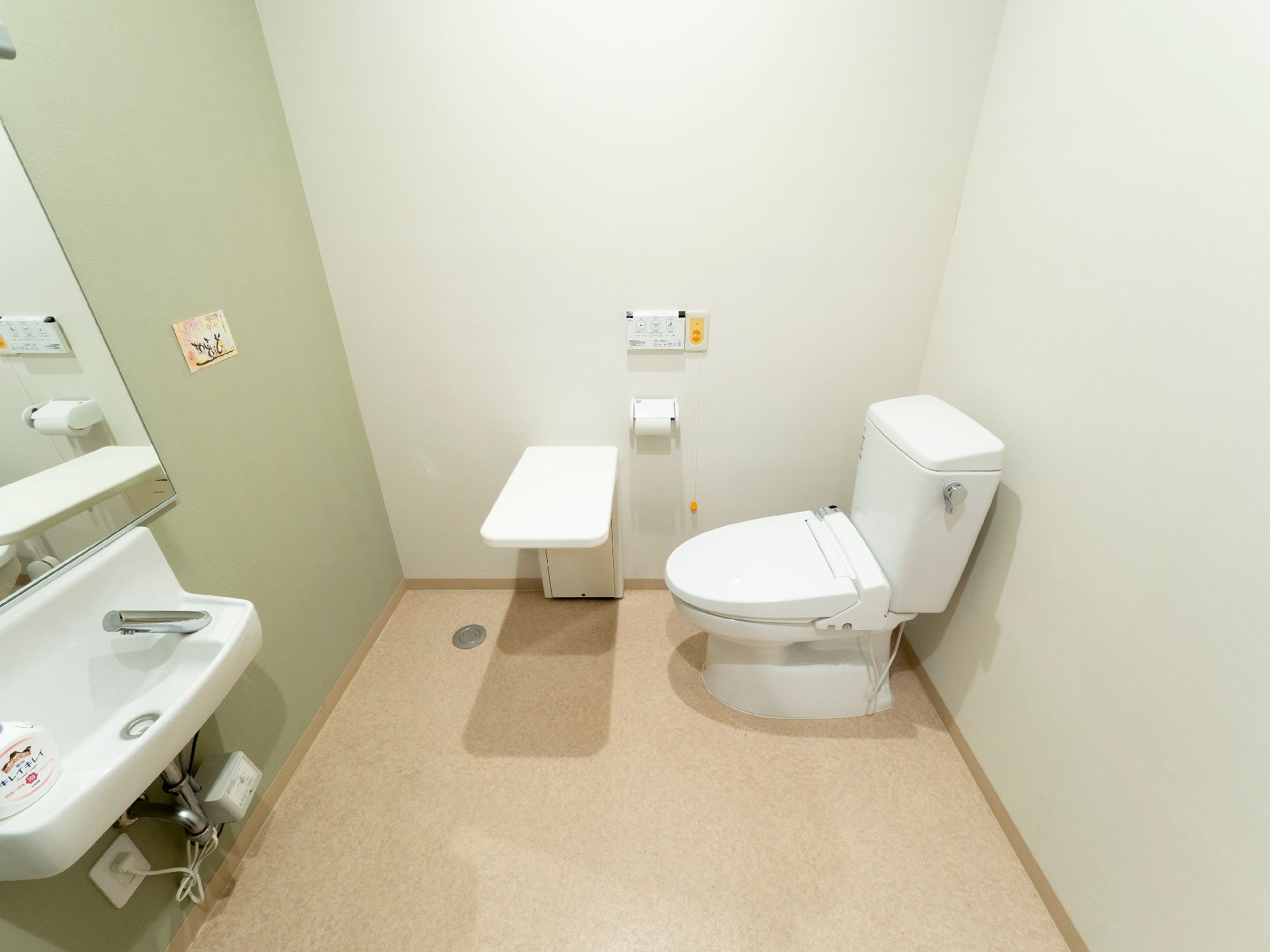 洗面台を備えたトイレ