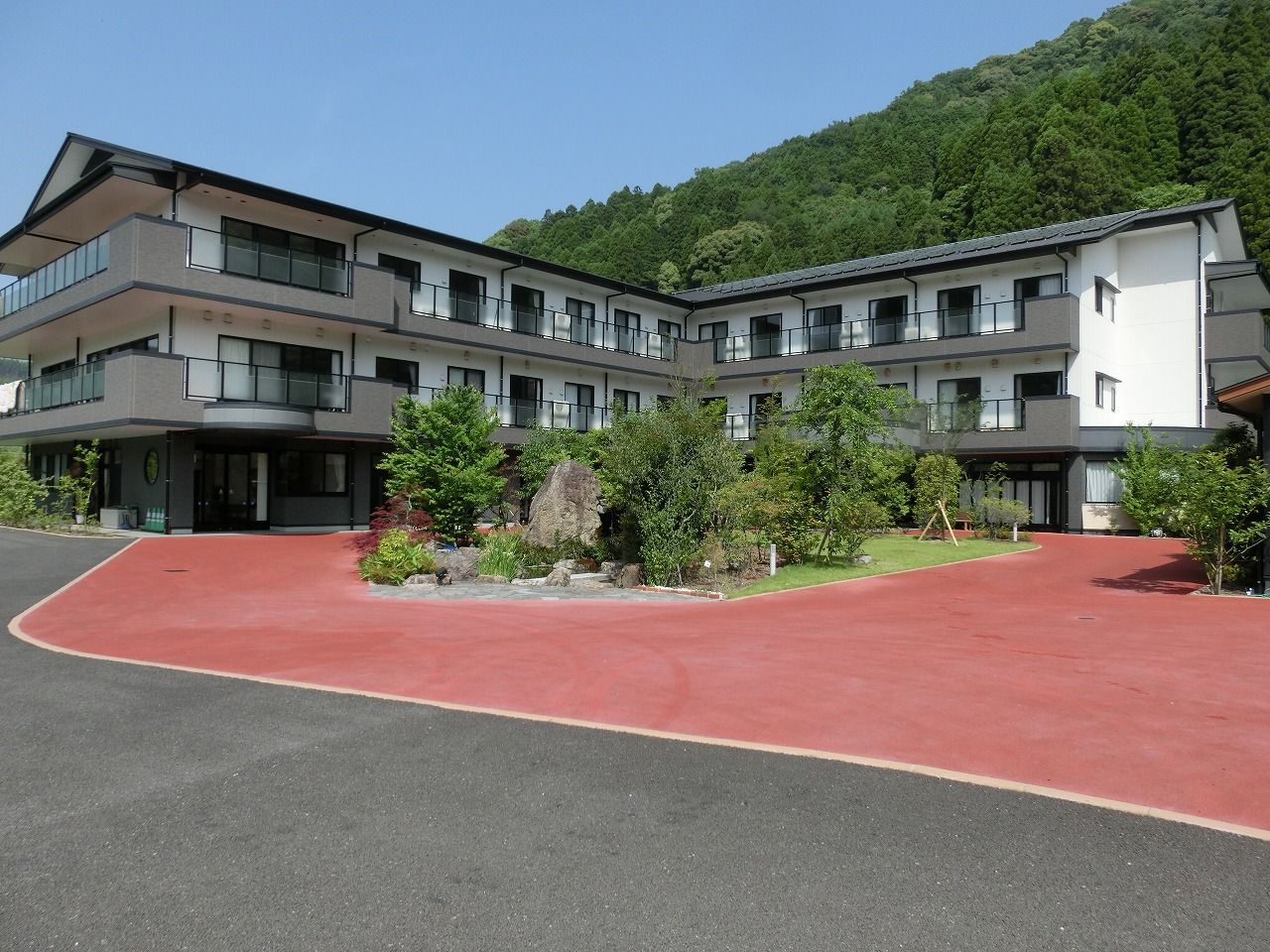 緑に囲まれた建物外観
