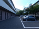 屋根の丸い建物と駐車場