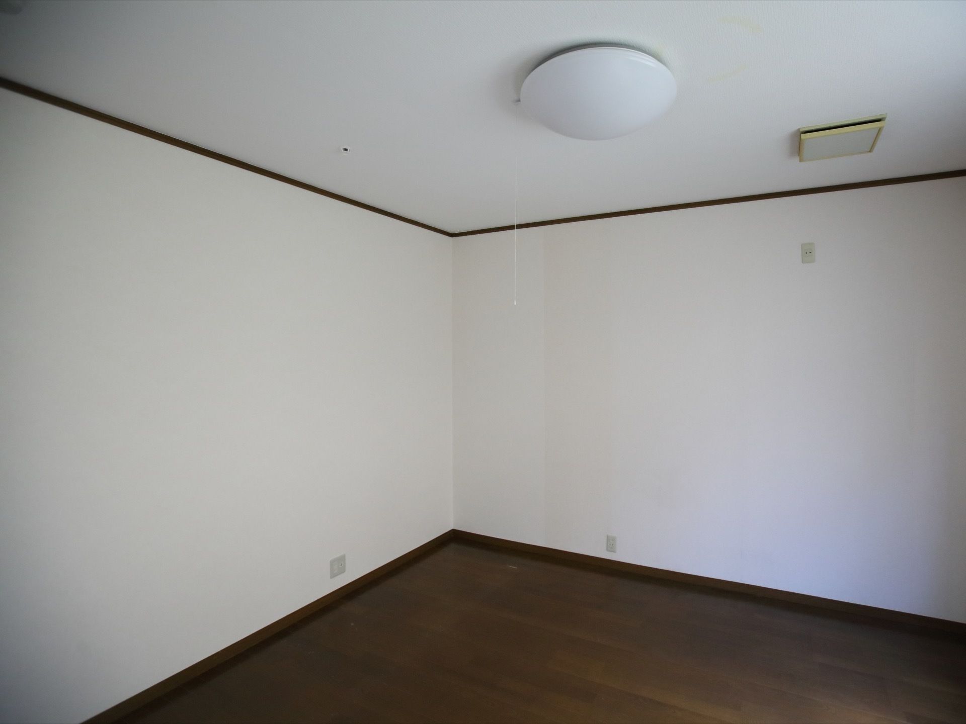 居室には丸型蛍光灯が設置され、部屋全体を明るく照らしてくれる。家財を持ち込み、自由に部屋を作り上げることができる。