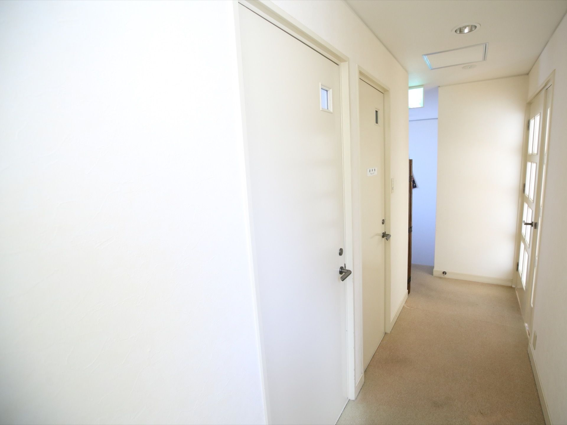 床材はカーペット生地となっており、クッション性が高い。摩擦があり滑りにくいため、安全に移動することができる。
