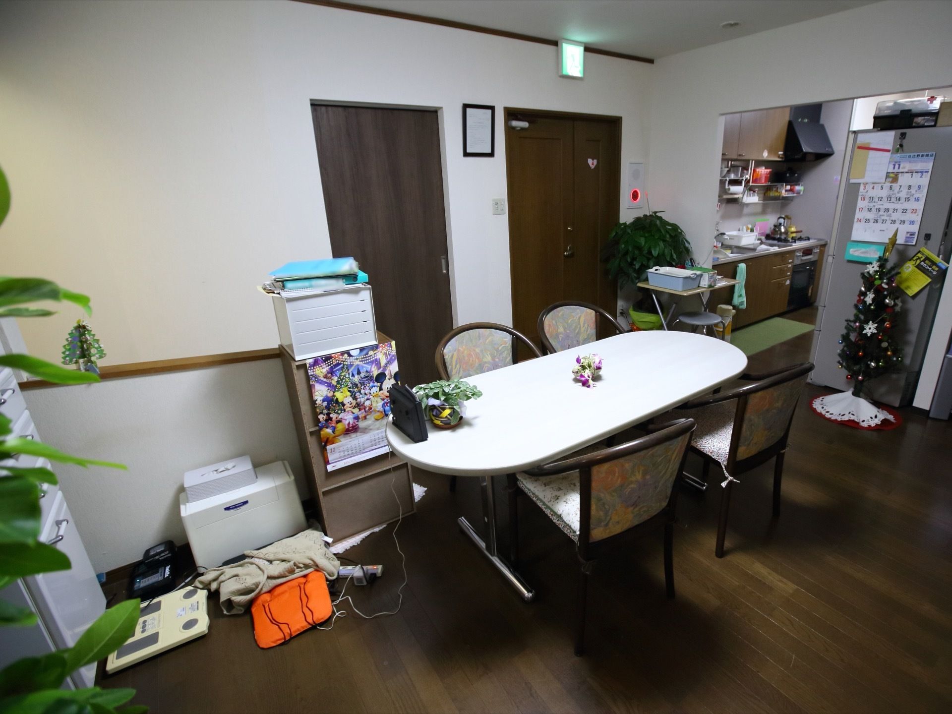 生活感のある食堂は、親近感を与えてくれる。一般の住居に近い様相である。奥側にはキッチが完備されている。