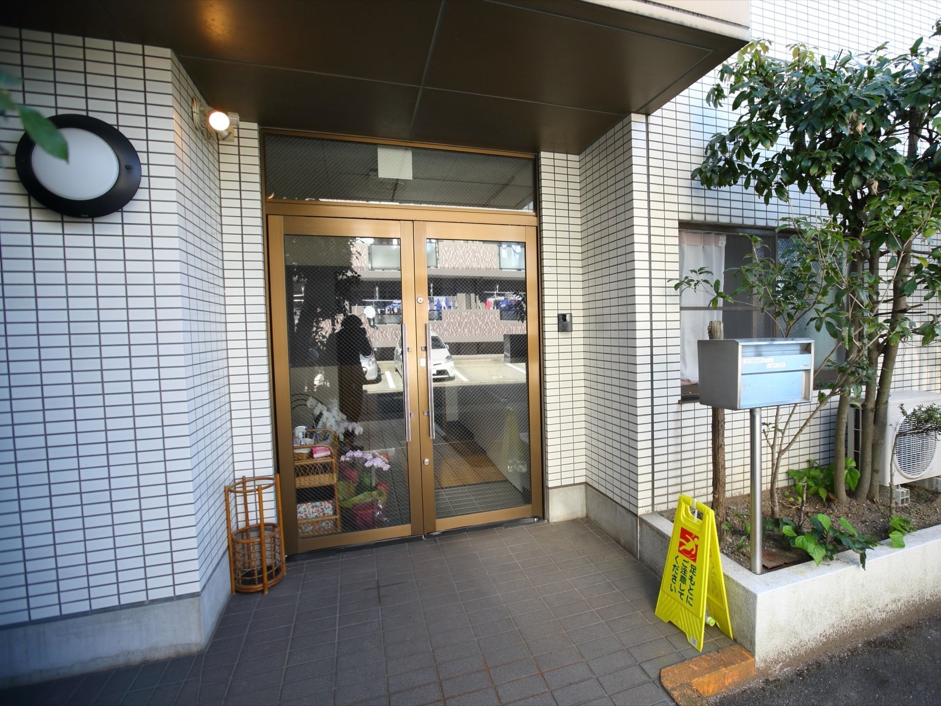玄関の外側部分には屋根がついているため、雨が降っていても出入りすることが可能となっている。