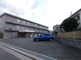 屋根緑色の施設外観と周辺風景
