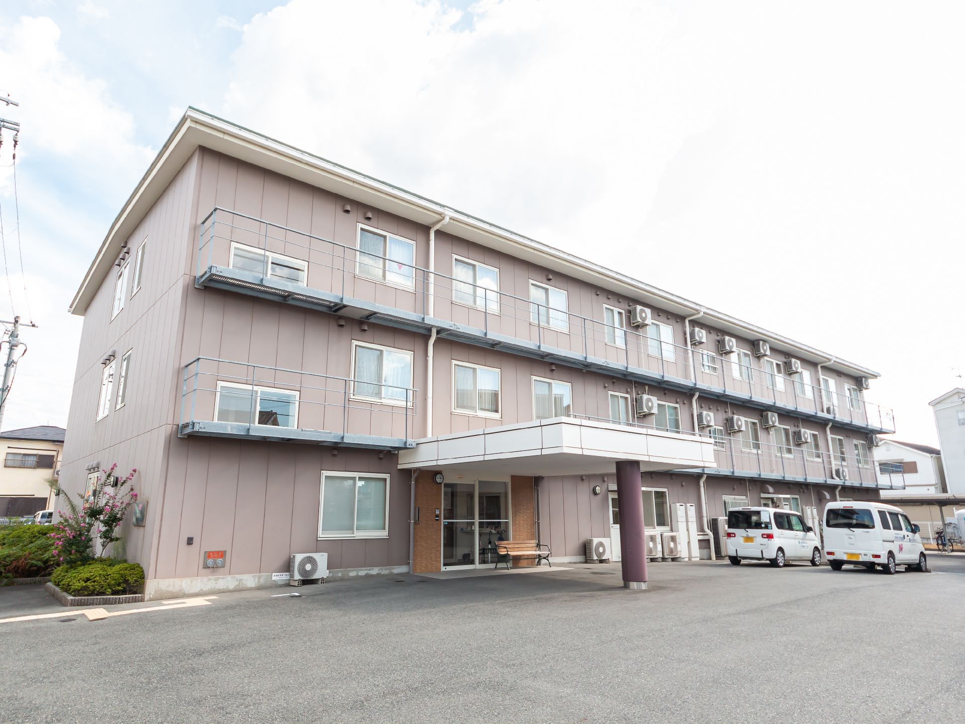 ３階建ての落ち着いた色調の外観をした老人ホーム