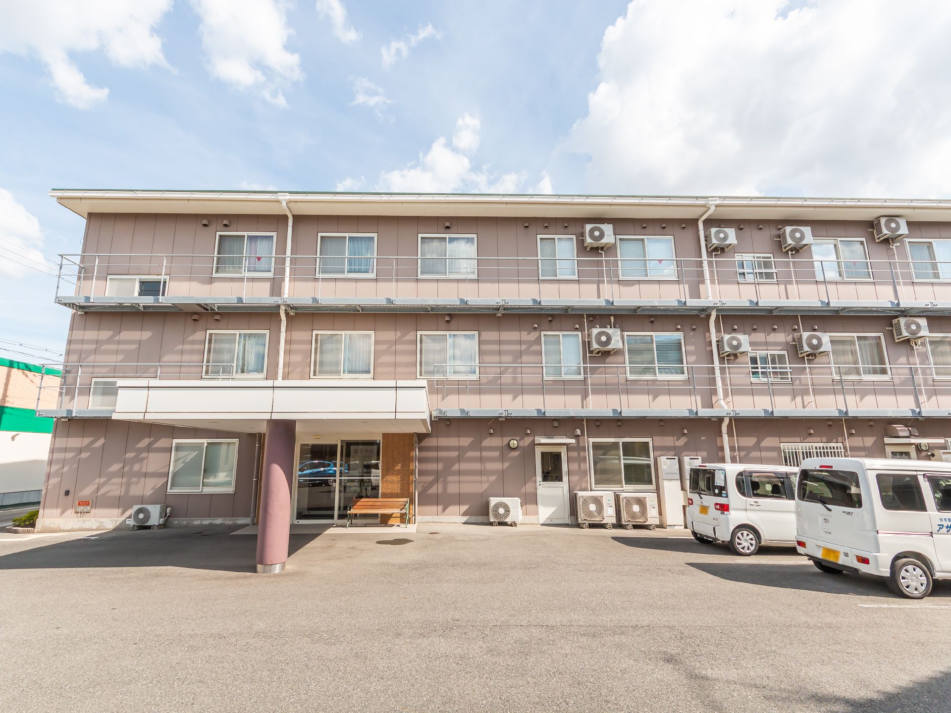３階建ての落ち着いた色調をした外観の老人ホーム