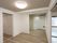 部屋がいくつかに分かれている居室である。広々としていて、清潔感のある白が基調になっている。また、収納スペースも多い。