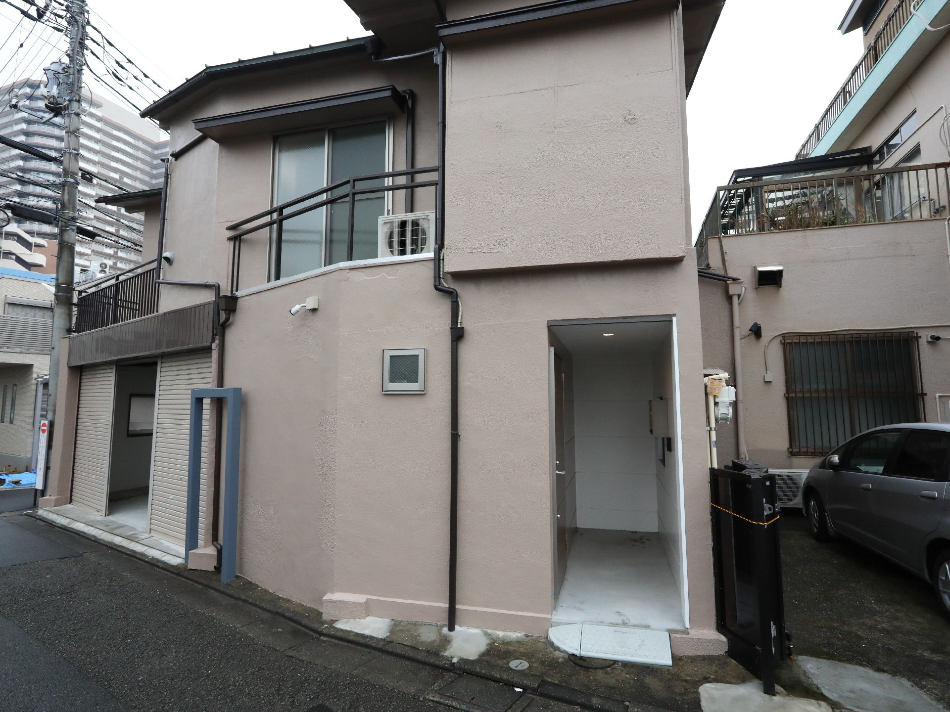 住宅街の中にある一戸建てのような見た目の２階建ての施設