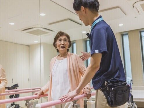 大きなテレビがついた食堂には4人掛けの木製テーブルが複数置かれ、日当たりも良好。