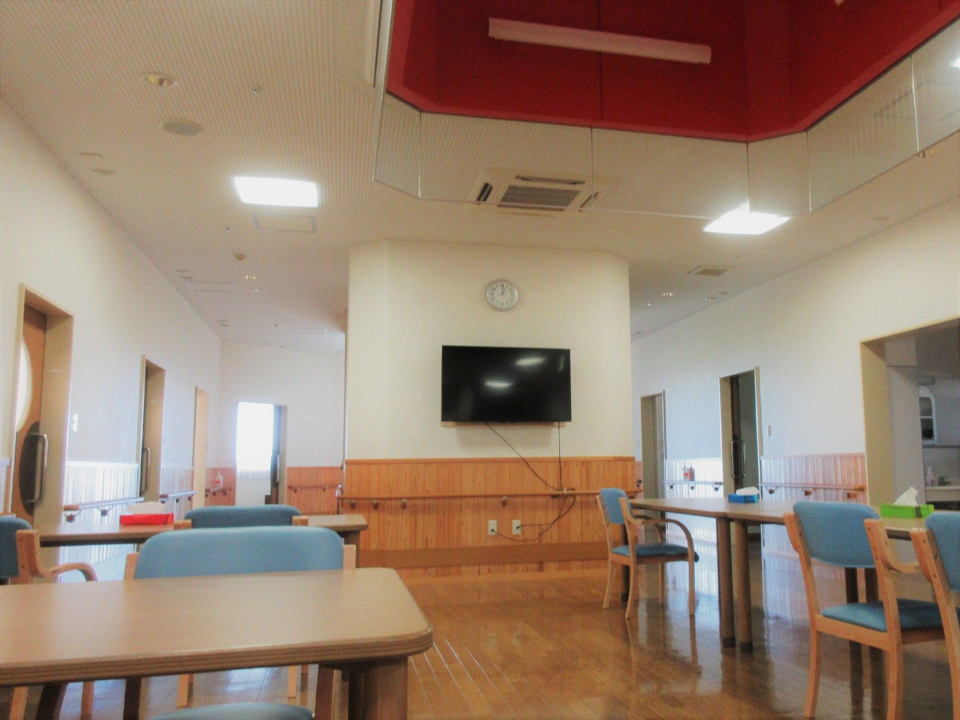 館内の様子。テレビが壁に設置されている