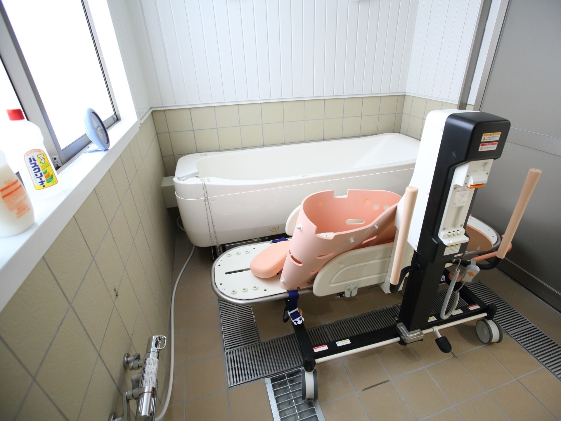 介護用の機器を備えた高齢者施設の浴室