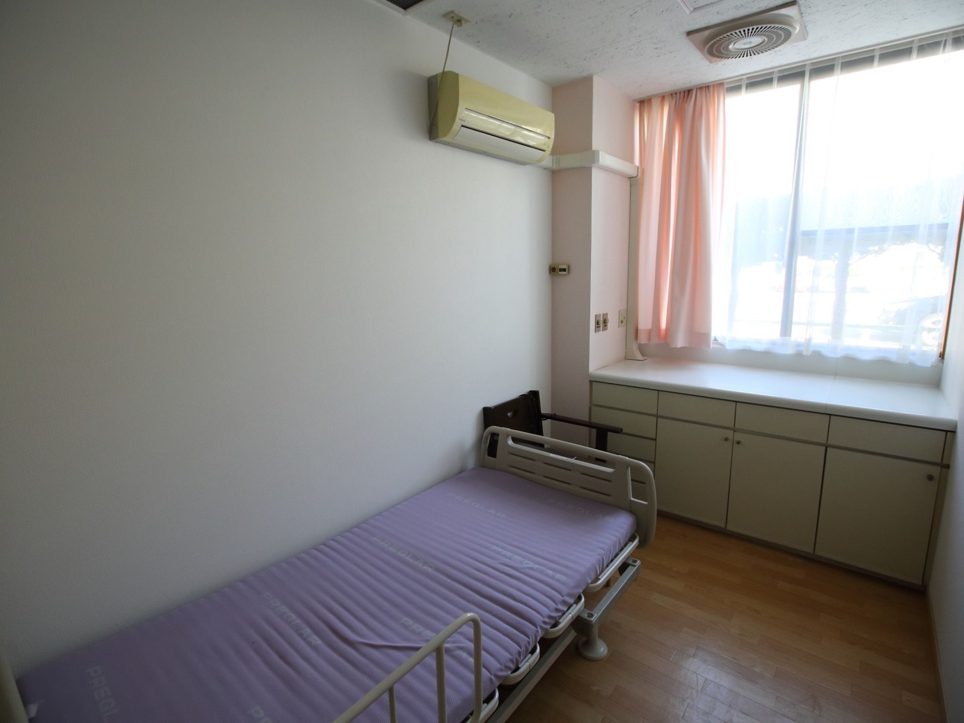 居室には大きな窓が設置され、太陽の光を部屋中に取り込めるようになっている。室内でも自然の光を浴びることができる。