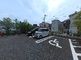 ゆったりとした駐車場の風景