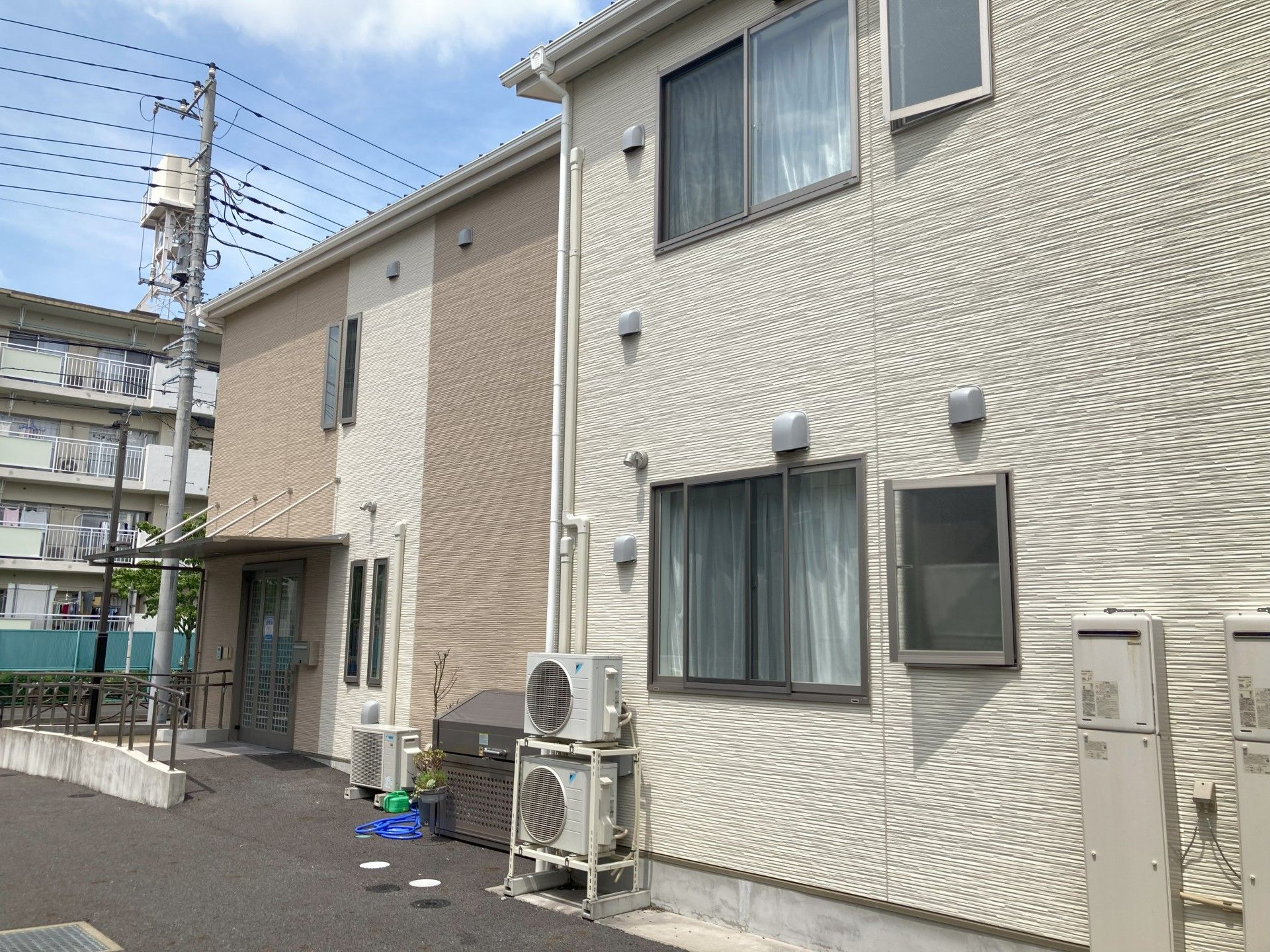 明るい外観の建物入口